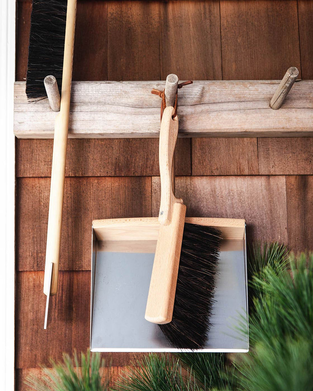 Modern Dust Pan and Brush Set – Farmhouse Pottery