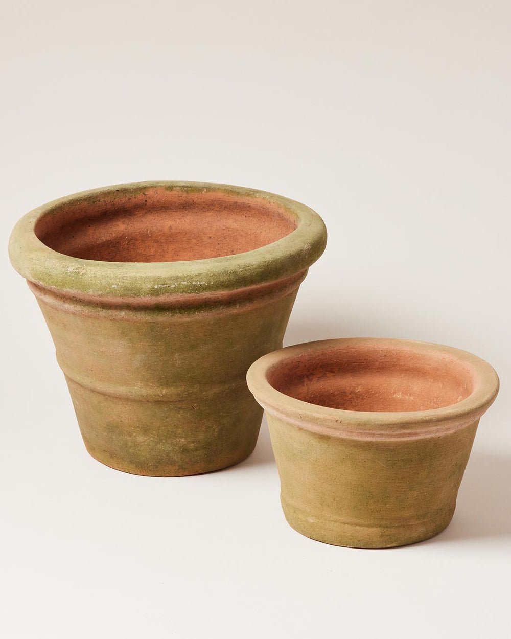 https://www.farmhousepottery.com/cdn/shop/products/Aged-Terracotta-Garden-Pot-Ridgeline2.jpg?v=1680115300&width=1000